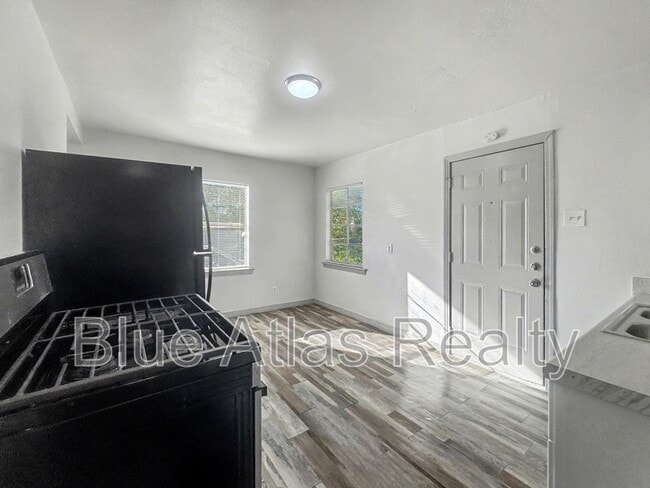 Photo - 5207 Spruce St