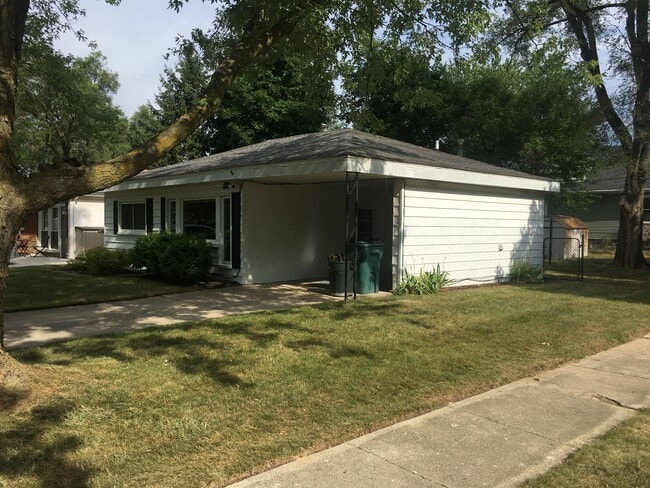 Privacidad en el lote de esquina - 42018 Firwood Dr