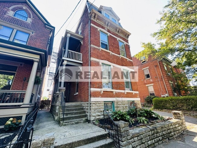 Building Photo - 243 W 8th St Unit Apartment 2