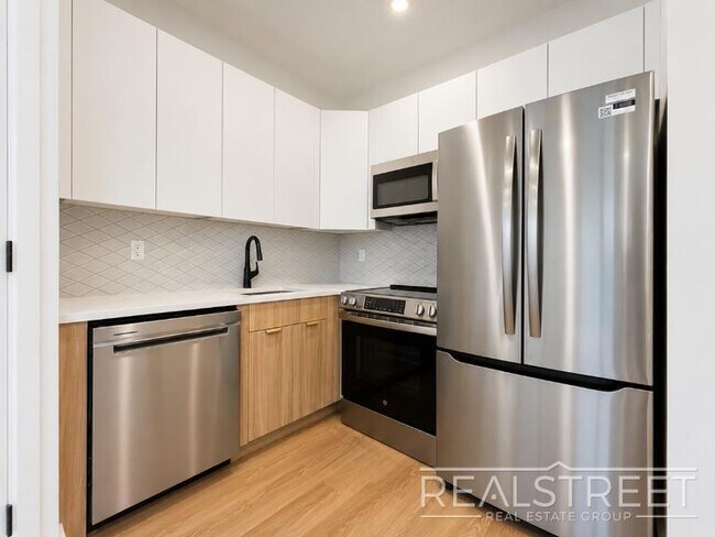 Building Photo - Beautifully Renovated Studio | In-Unit Washer/Dryer | Stainless Steel Appliances Unit 3C