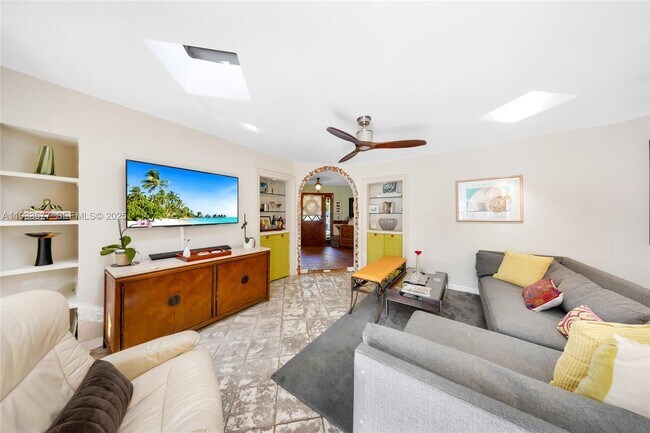 Photo - 1840 Tigertail Ave