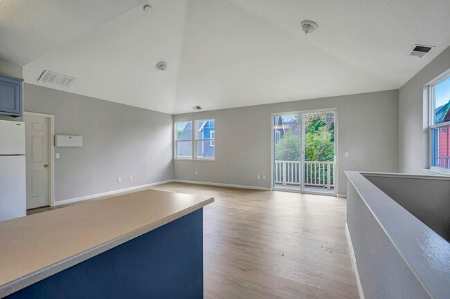 Photo - 1467 Maple Ave