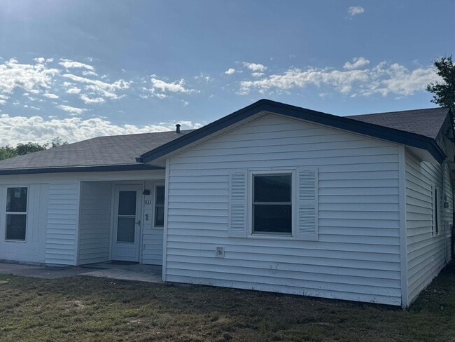 Building Photo - Spacious and recently remodeled 3 bedroom, 2 bathroom home located in a quiet neighborhood in Cop...