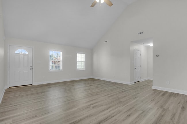 Photo - 204 Two Oaks Ct