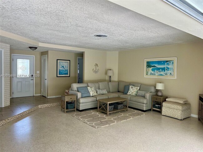 1241 Manor Dr