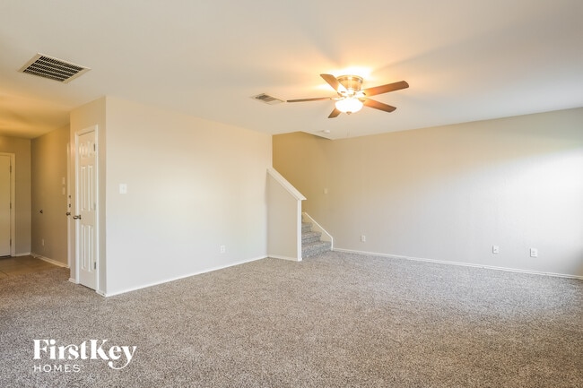 Photo - 1811 Buescher Path