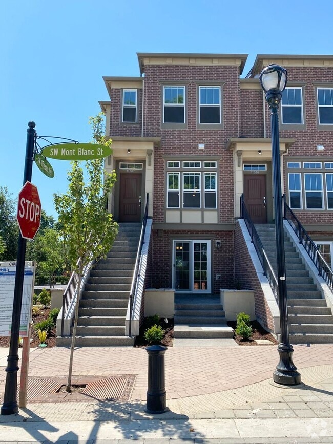 Building Photo - Beautiful brownstone in the heart of Ville... Rental