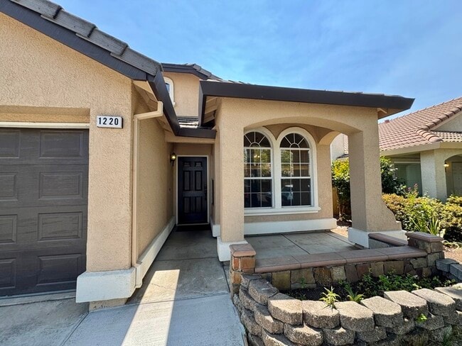 Beautiful 3 Bed / 2 Bath Home with 2-Car Garage in Roseville