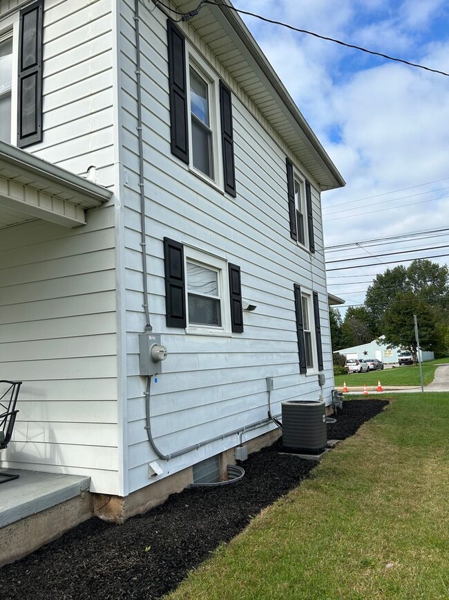 Photo - 3 Bedroom, 1.5 bathroom Home with 2-Car Garage!!