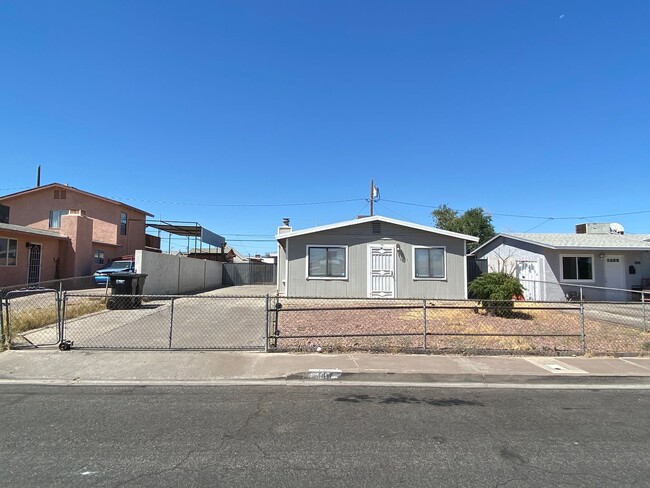 Building Photo - 3 bed/1.5 bath home located in the Henderson area.