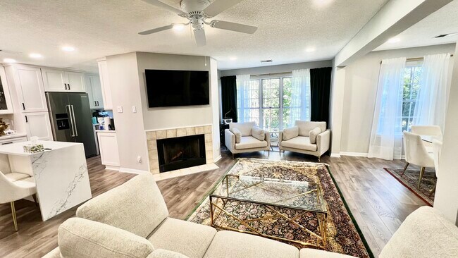 Living Room w/ wood burning fireplace - 3800 Green Ridge Ct Unidad 201