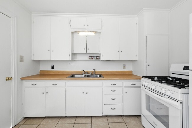 Building Photo - 1548 S Oak Ave