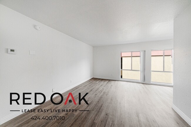 Photo - 17830 Sherman Way Unidad 384