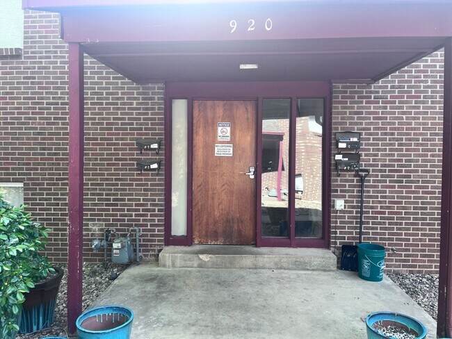Building Photo - 920 James Ct Unit 4