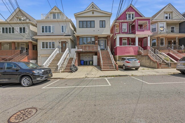 Building Photo - 129 W 28th St Unit 1