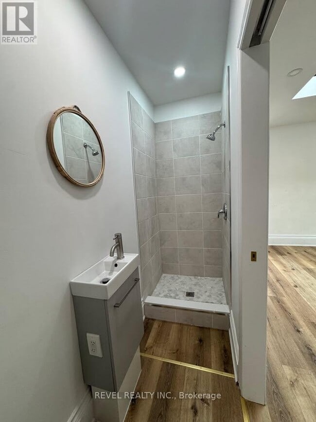 Photo - 290 Gerrard St E