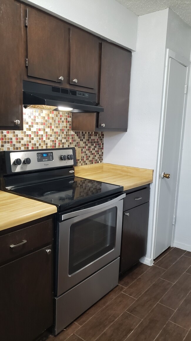 Photo - 2422 Ravina St