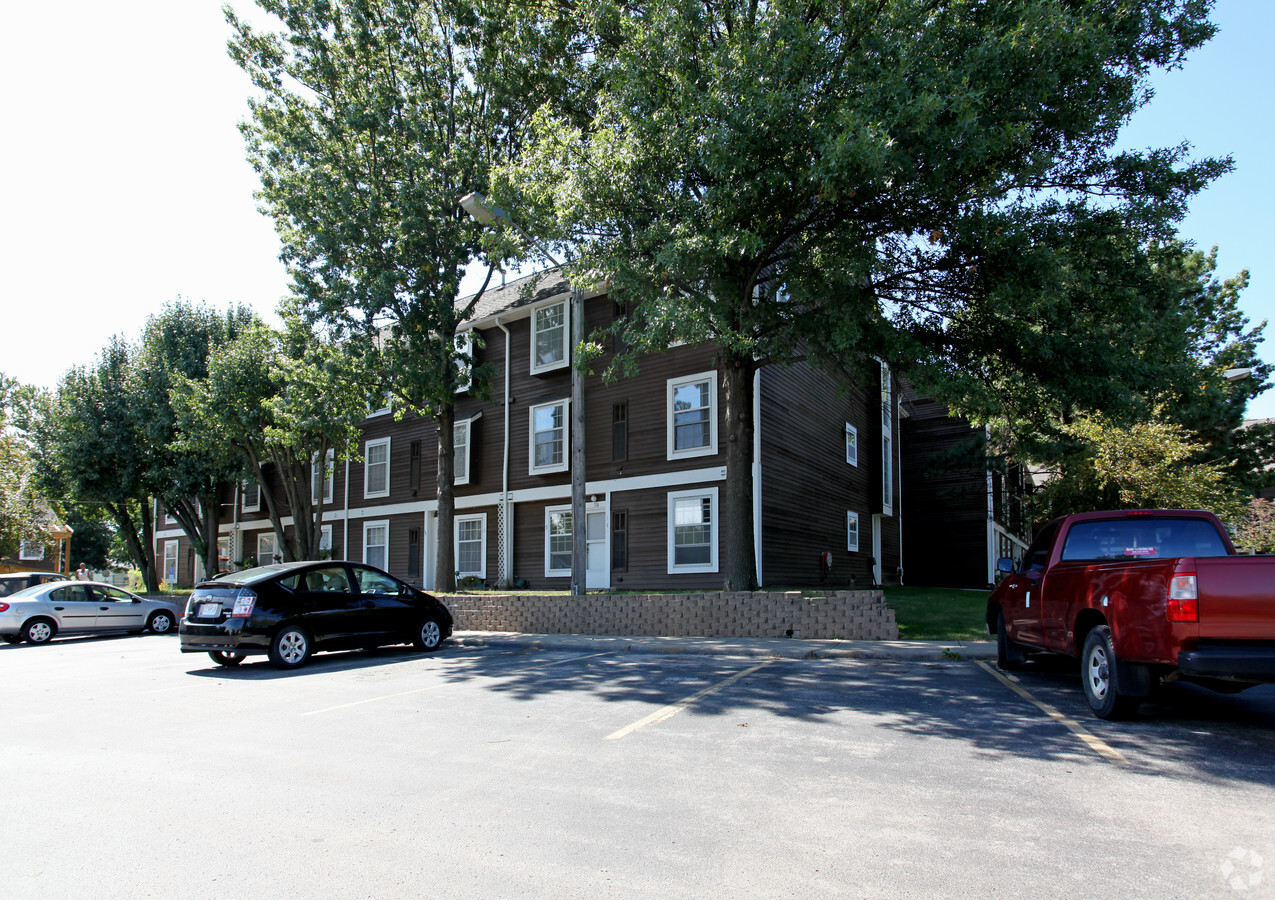 Photo - Golden Oaks Apartments