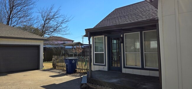 Photo - 307 E Waco St