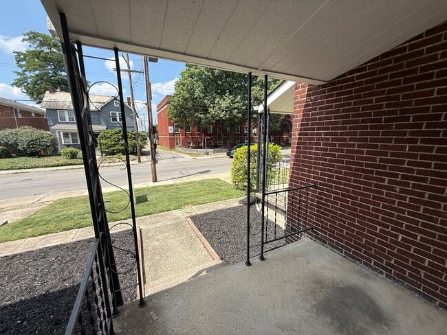 Photo - 2112-2120 Indianola Ave. Unit 2118