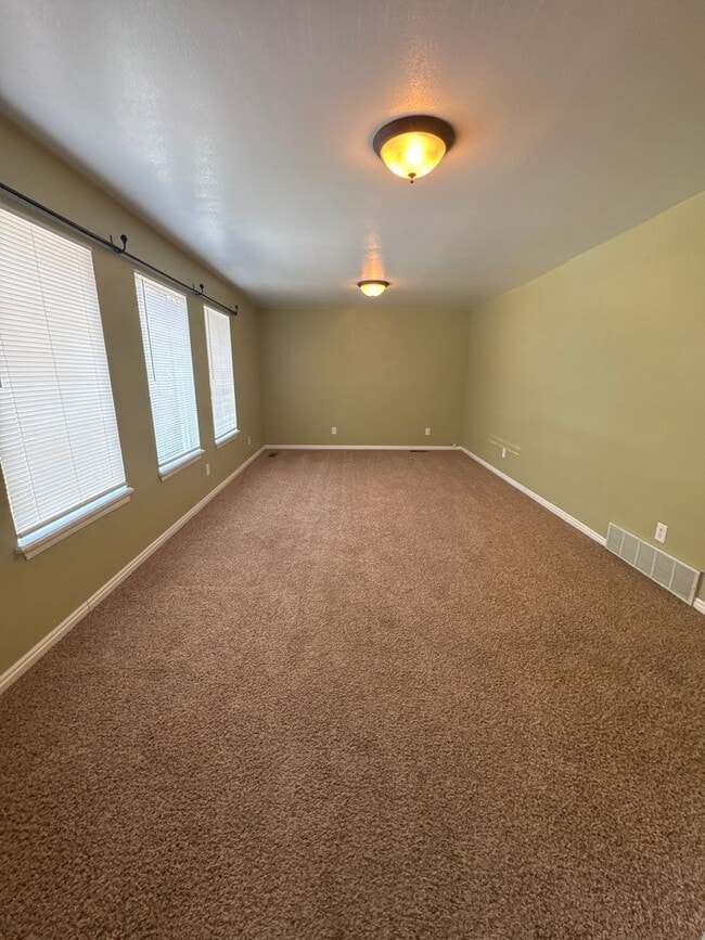 Photo - Big 6 Bedroom Single Family Home!!!
