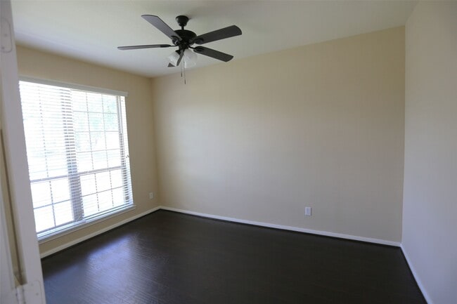 Building Photo - 3327 Summerwood Ln
