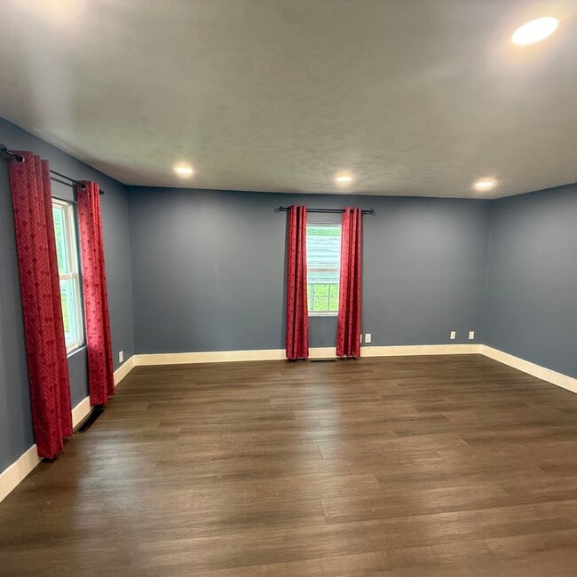 Photo - 3 bedroom 1 bath Bungalow with Large fenced in back yard available now.