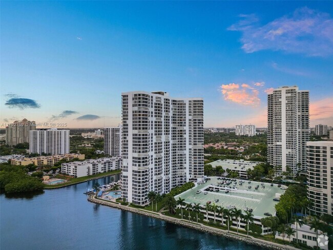 Building Photo - 3530 Mystic Pointe Dr Unit 411 Rental