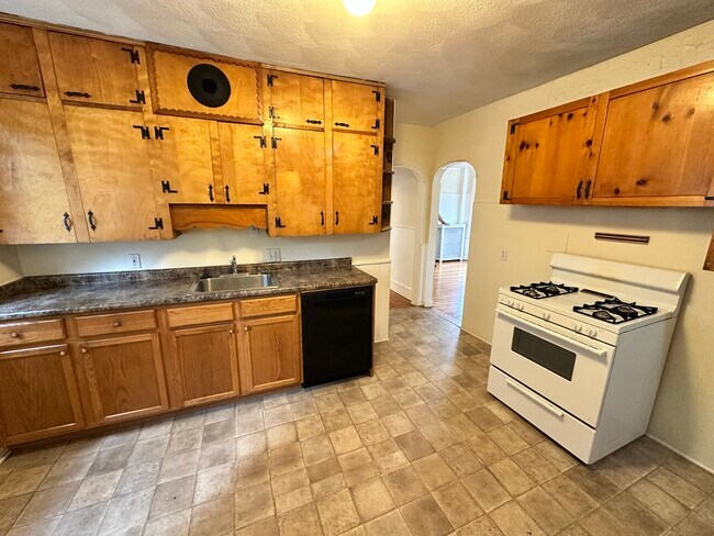 Building Photo - 69 Conwell Ave Unit 1 Rental