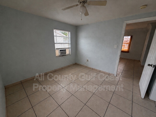 Photo - 2416 10th St W