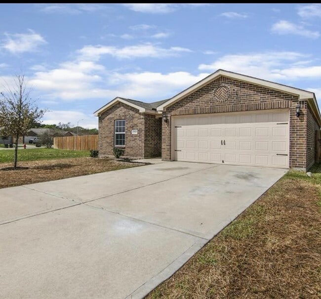 Building Photo - 22622 Cloverland Field Dr