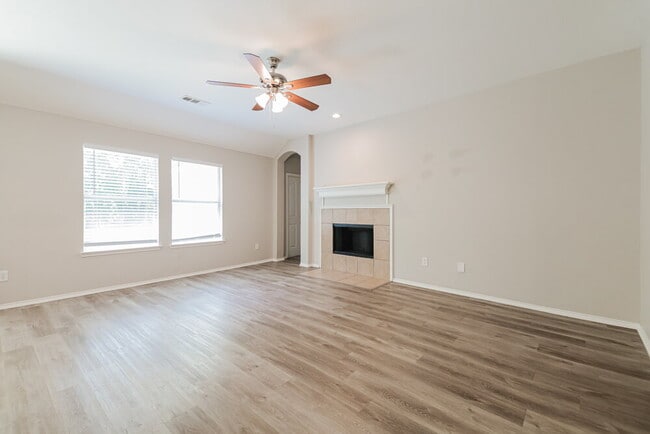 Photo - 904 Starling Ln