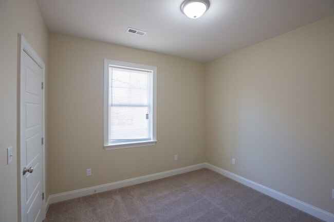 Photo - 724 Moore St