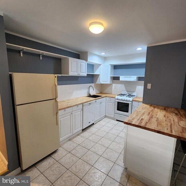 Building Photo - 1539 E Moyamensing Ave Unit 1R