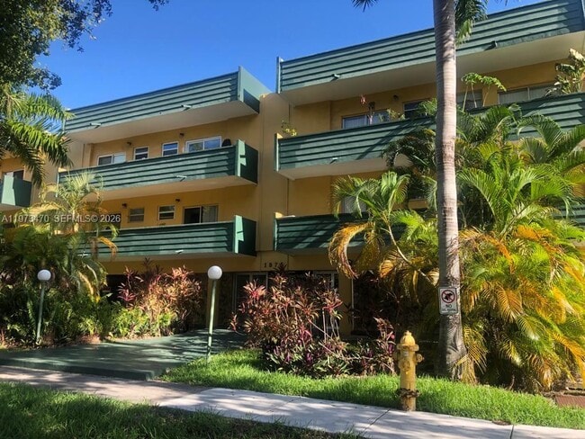 Building Photo - 1975 NE 135th St Unit 2D