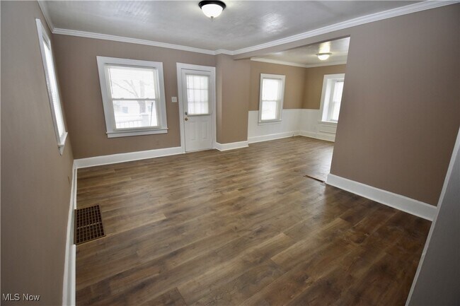 Photo - 583 Victoria Ave