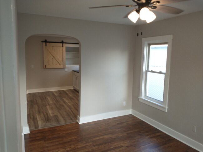 entire apartment - 606 S Maple St Unit B