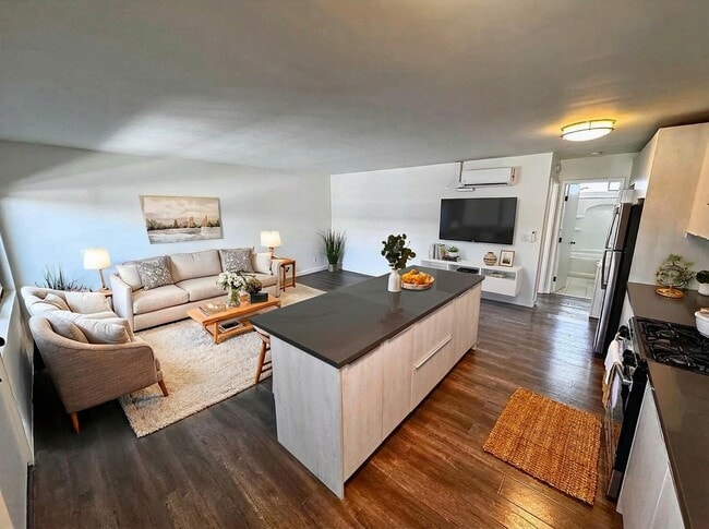Photo - 1330 N Martel Ave