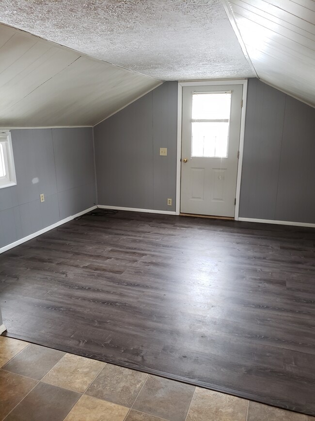 Building Photo - 215 3rd St Unit Upper