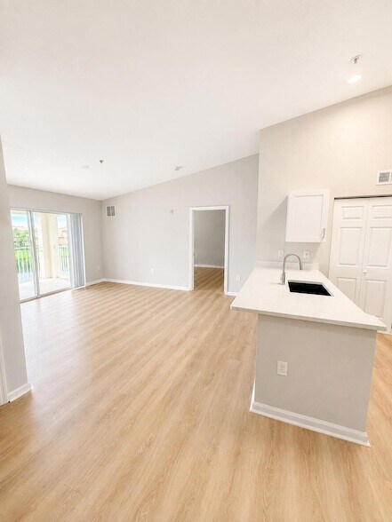 Photo - 141 SW Palm Dr Unit 306