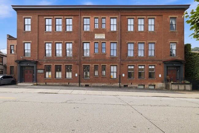 Building Photo - *Beautifully Updated & Unique 1BD/2BA Condo Unit Available in South Side*