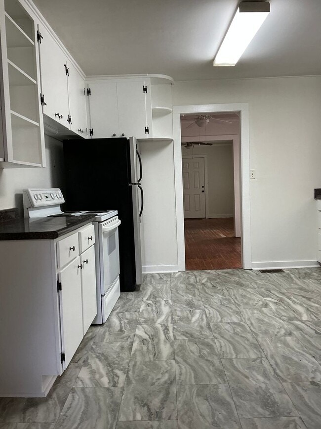 Photo - 3 bedroom / 1 bathroom house near St. Mary...