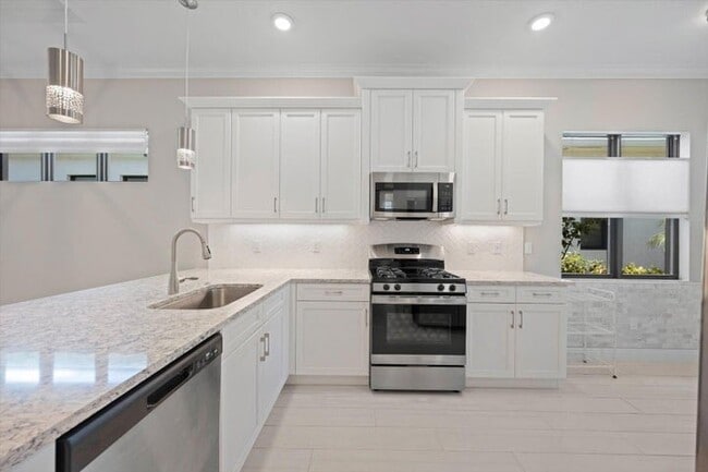 Building Photo - 16124 Key Biscayne Ln
