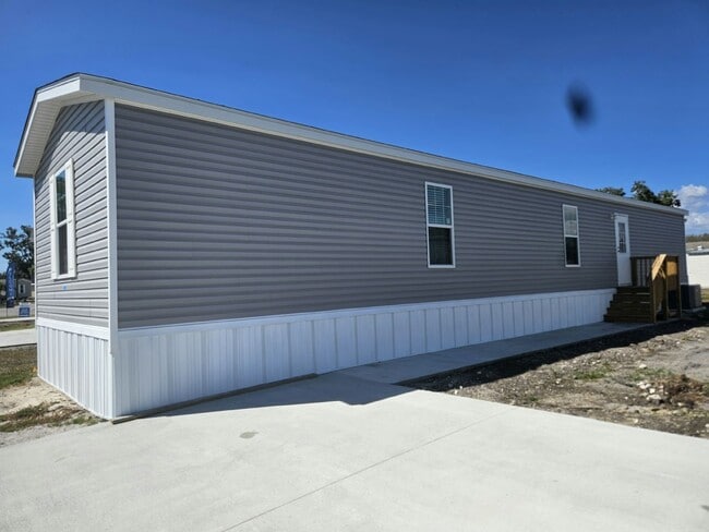 Building Photo - 553 Suwanee Dr