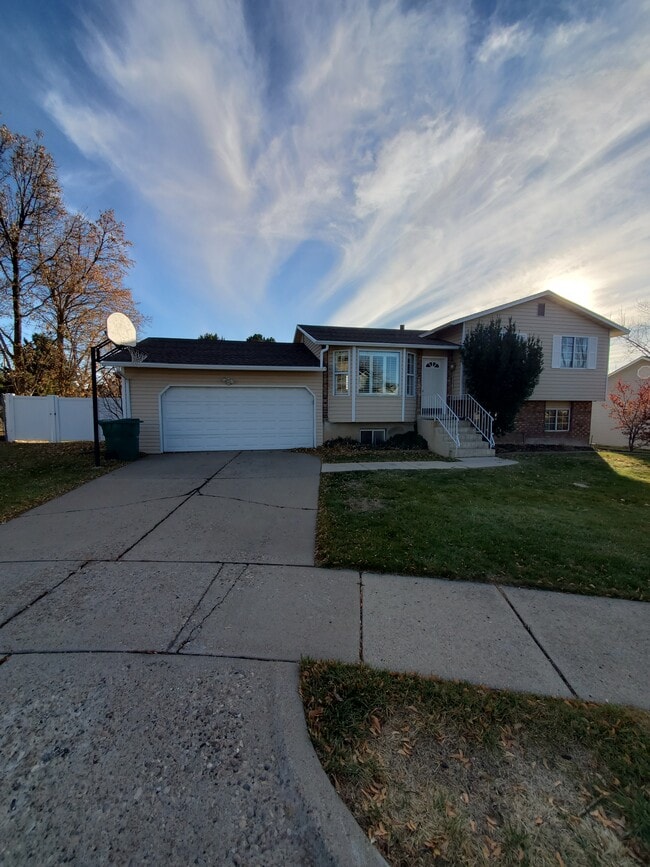 Building Photo - 1020 E 1275 N