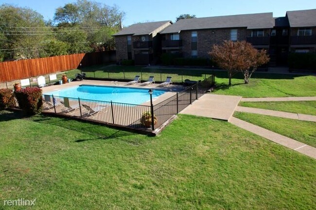 Photo - 2 br, 2 bath Condo - 7924 Emerald Crest Dr...