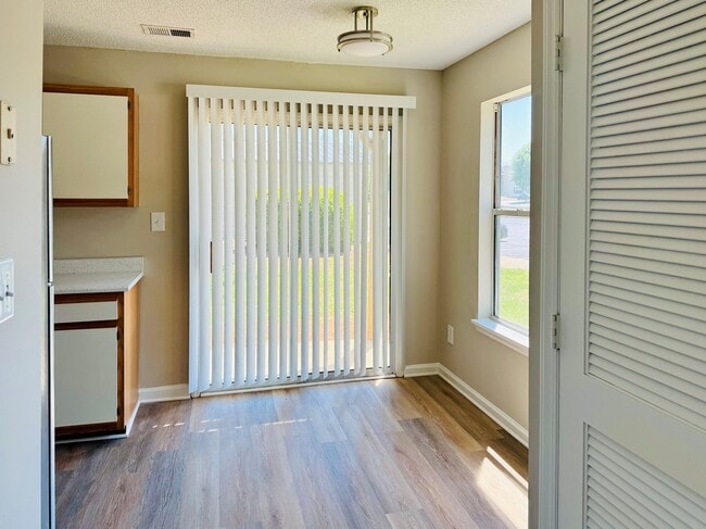 2BR,1.5BA-920 SF