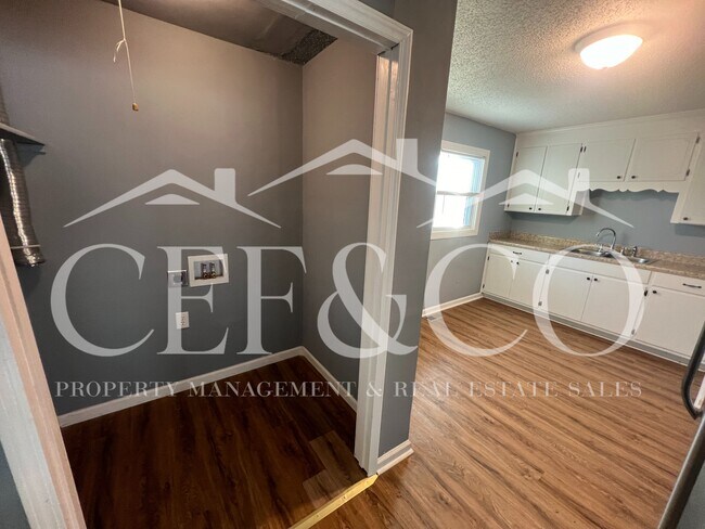 Photo - 894 Logan St