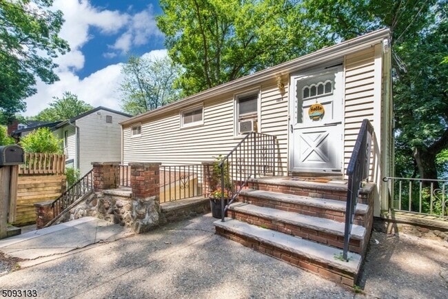 Photo - 21 E Shore Rd