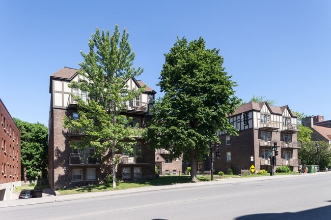 Building Photo - 4715 Chem. Queen Mary Unit 2